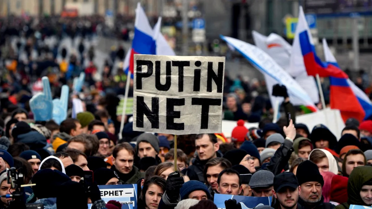 Kremlinul riscă să distrugă internetul rus în războiul său contra YouTube