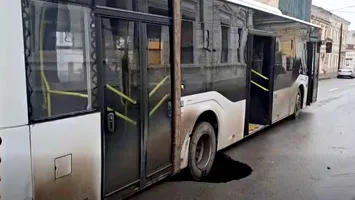 Un crater apărut, din senin, în asfalt surprinde un autobuz cu pasageri în Brăila