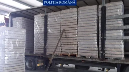 Arad: 14 percheziţii, după ce poliţiştii au găsit ţigări netimbrate într-un TIR parcat în comuna Hălmagiu