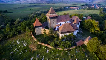 Noaptea în altar – cum au devenit bisericile din Transilvania oaza secretă a turiștilor
