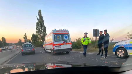 Vâlcea: Trei persoane rănite, după ce un microbuz a intrat într-un cap de pod în zona localităţii Budeşti