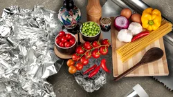 Alimentele care nu se pun niciodată în folie de aluminiu. Lista recomandată de specialiștii