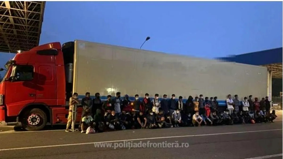 Zeci de migranți prinși la frontieră. Aceștia erau ascunși în remorca frigorifică a unui camion