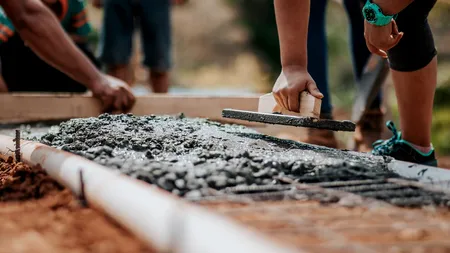 Eliminarea facilităților fiscale pentru salariile din construcții vor reînvia munca la negru și exodul constructorilor în străinătate