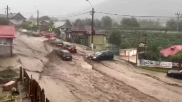 Viitură devastatoare la Bușteni: o femeie luată de ape, 12 persoane salvate și DN1 blocat de ape