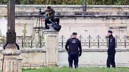 “Stegarul dac” sfidează, din nou, legea: s-a cățărat pe gardul Parlamentului