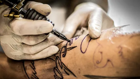 Există o legătură între tatuaje și cancerele limfatice? Cercetătorii îndeamnă la prudență!