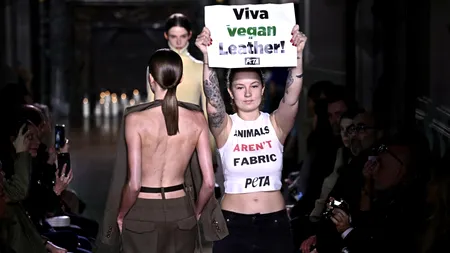 Defilarea Victoriei Beckham la Săptămâna Modei de la Paris, întreruptă de protestatarii pentru drepturile animalelor