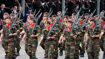 Armată pe bani într-o ţară din Europa. Ce sume le sunt promise tinerilor pentru serviciul militar