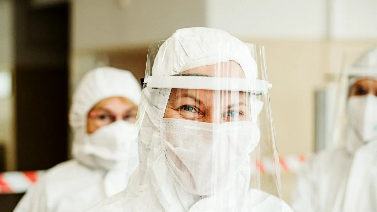 Sanitas: Vaccinarea obligatorie pentru personalul medical din România nu se justifică