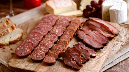 Masa de 1 Mai: Deliciu tradițional sau bombă cu aditivi? InfoCons trage un semnal de alarmă