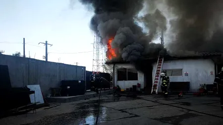 Incendiu la un bazin cu combustibil, în incinta unui operator economic din Argeş - FOTO