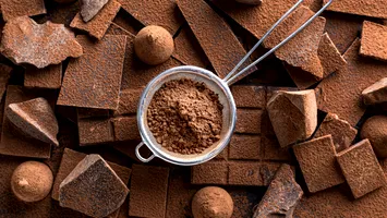 Ciocolata ar putea ajunge un bun de lux – se scumpește masiv ingredientul de bază