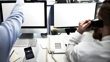 Grupare infracțională care activa în șase call center-uri, destructurată de DIICOT