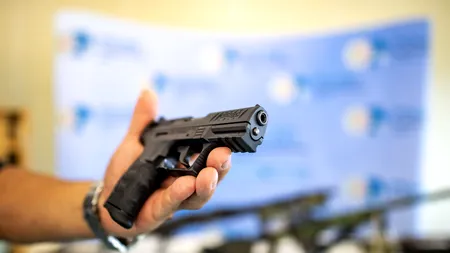 Pistol găsit într-o pubelă, în Galați. Avea și un încărcător cu cartușe
