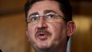 Cine este demnitarul în funcție de 16 ani care a schimbat 12 premieri