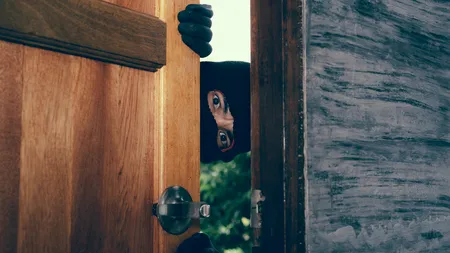 Furt ca-n filme pe pârtie: doi români au târât un seif prin zăpadă, în Austria