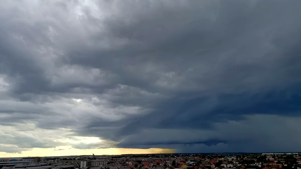 Meteo: Cod galben de ploi torenţiale, descărcări electrice şi vânt puternic, până luni seară