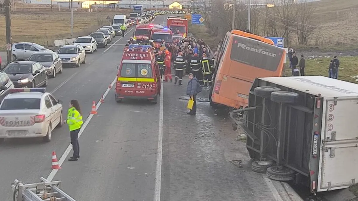 Autocar cu 52 de oameni, răsturnat la Jucu, lângă Cluj