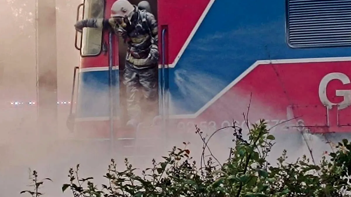La un pas de dezastru: locomotiva unui tren cu țiței a fost cuprinsă de flăcări