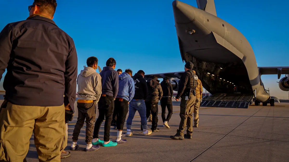 Zborurile de deportare ordonate de președintele Trump au început