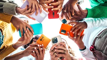 România, campioană europeană la dependența de telefon în rândul adolescenților. Șase ore pe zi în fața ecranelor
