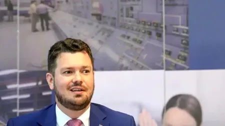 Klaus Iohannis l-a decorat pe Elon Musk de România, licențiat în limba rusă