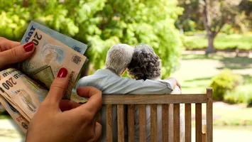 „O să cheltuiesc totul”. Tot mai mulți pensionari nu le mai lasă moștenire copiilor