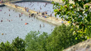 Stațiunea din România care își schimbă culoarea în fiecare an. Explicațiile specialiștilor