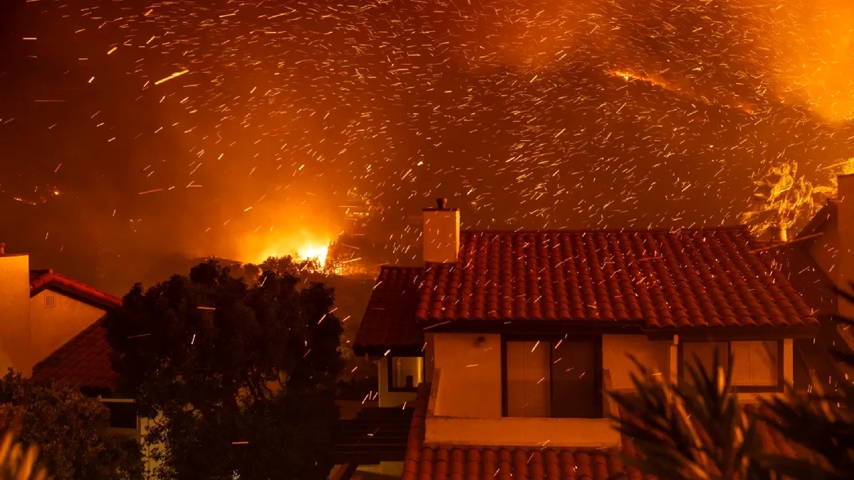 Vânturile mângâietoare ale morții: Cum Santa Ana agravează incendiile din California