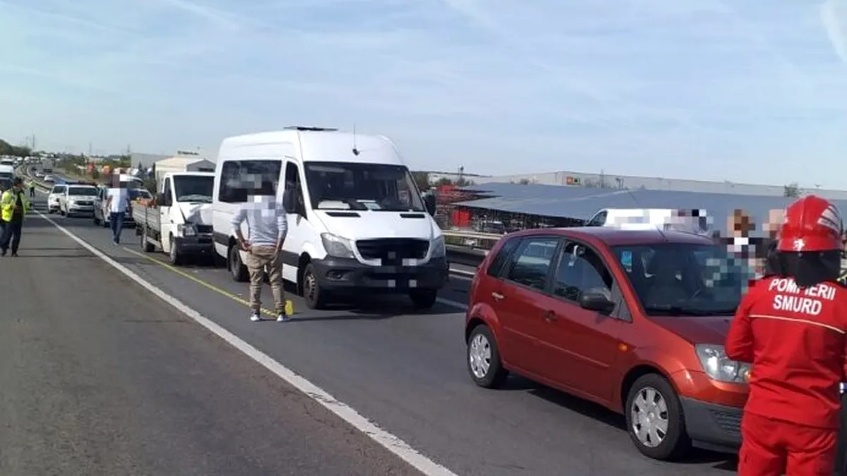 Accident pe autostradă; trei vehicule implicate, cu peste 20 de pasageri