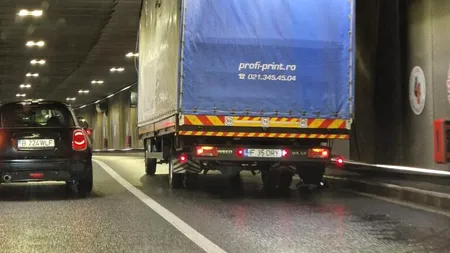 Încă un camion a rămas blocat în pasajul Unirii (video)