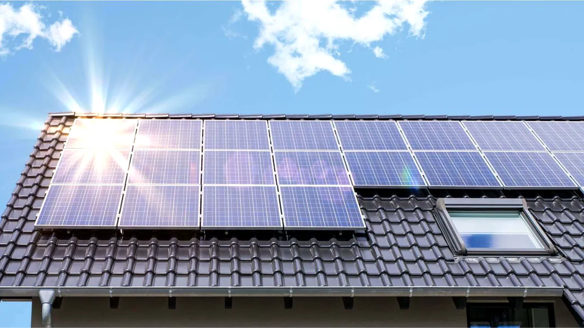 Veste uriaşă pentru românii care şi-au pus panouri fotovoltaice pe cont propriu: Guvernul va finanţa sistemele de stocare a energiei