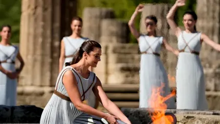 Se aprinde flacăra olimpică pentru JO de la Paris! Zeul Apollo va trimite razele soarelui asupra torței