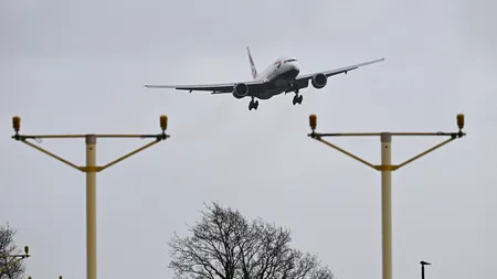 Omenirea vrea andrenalină:  Aterizările avioanelor pe Heathrow, în timpul furtunii, record de audiență (VIDEO)