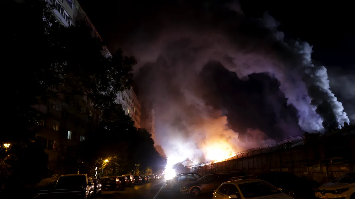 Incendiu de proporții la un depozit din Sectorul 2: flăcările au fost vizibile ore întregi în noapte, iar norul gros de fum se ridică încă la primele ore ale dimineții