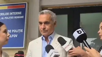 Călin Georgescu, delir în poarta IPJ Ilfov: „Asistăm la un spectacol grotesc în care prostia urlă”