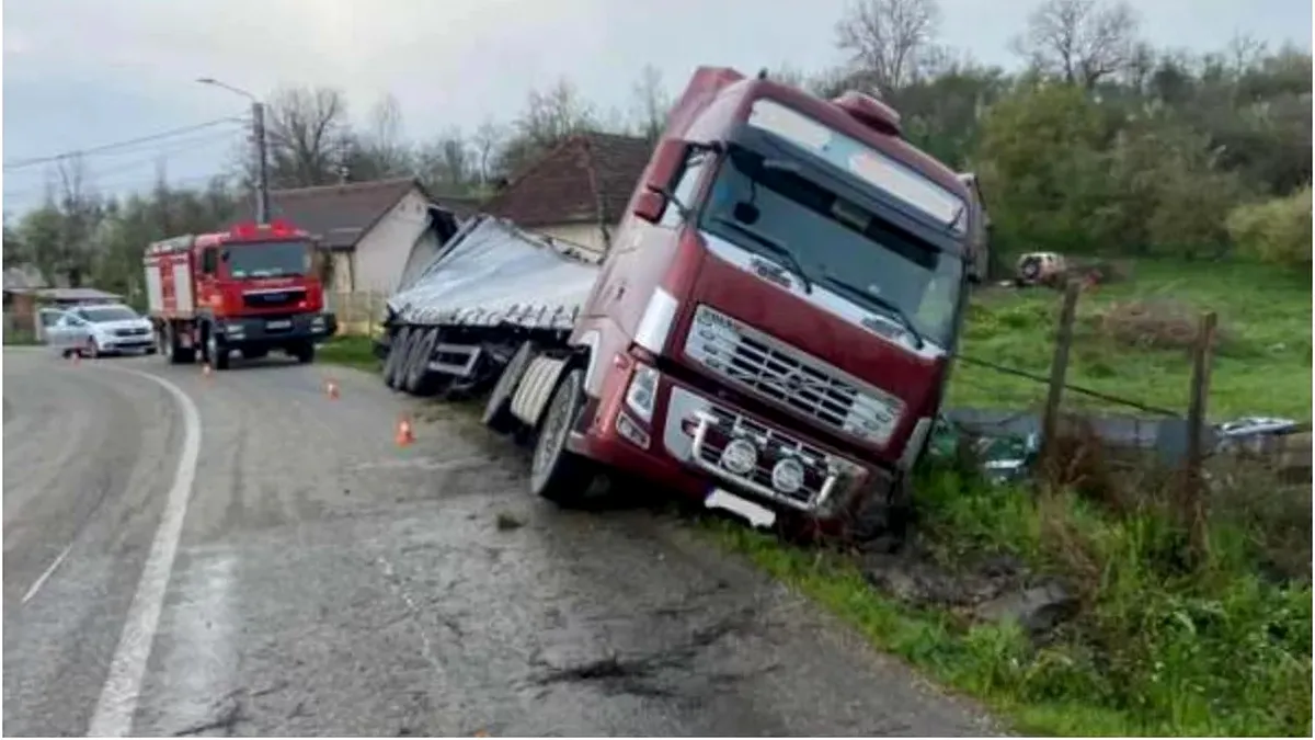 Un tir cu bere s-a răsturnat. Șoferul se afla sub influența alcoolului