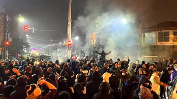 Iranul în flăcări: proteste sfidătoare sub gloanțe, internet tăiat și amenințarea pedepsei cu moartea