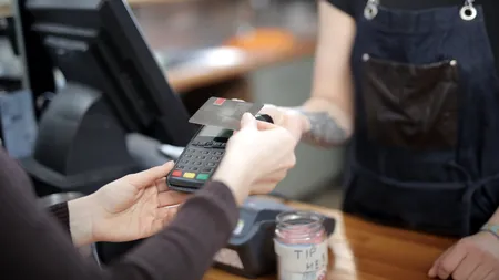 Cât de mult câștigă un director general din retail