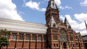 Harvard dă în judecată administrația Trump după tăierea a 2 miliarde de dolari: acuzații de cenzură și presiuni politice