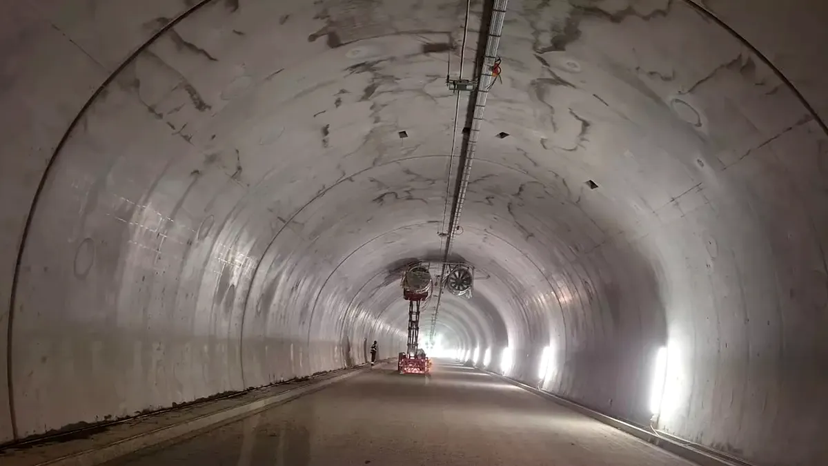 (VIDEO) Imagini spectaculoase cu primul tunel forat din România. Secțiunea 4 din A1 Sibiu-Pitești se deschide în acest an