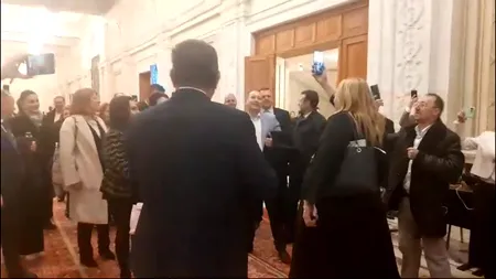 Șoșo: ”Șou” cu colinde pe holul Parlamentului VIDEO