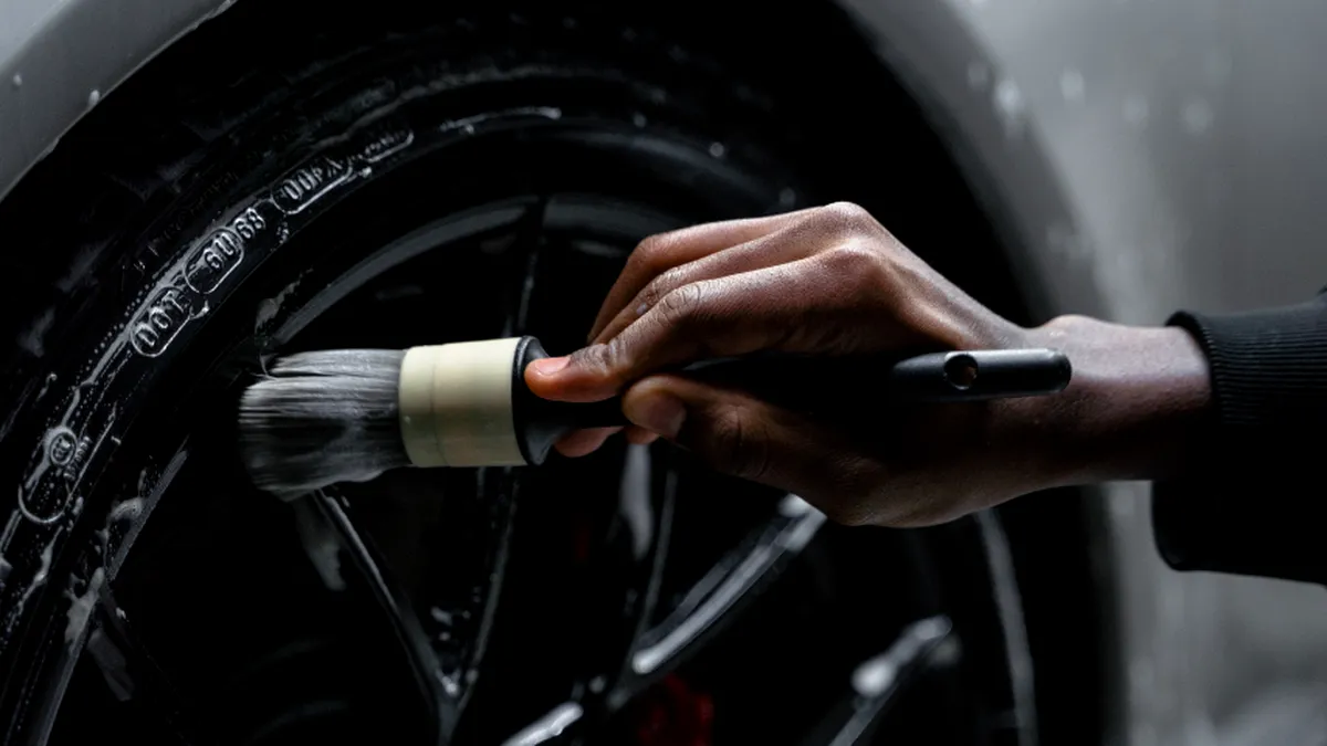 Kitul de detailing pentru începători: ce produse și accesorii merită cumpărate primele
