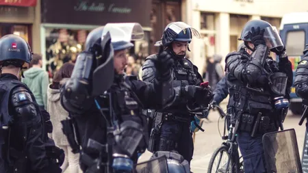 Atac ucigaș lângă Paris. O funcționară a poliției a fost înjunghiată