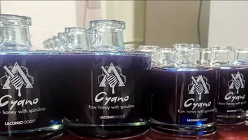 Prima miere albastră din lume se pregătește să ajungă pe piața din România. Ce conţine