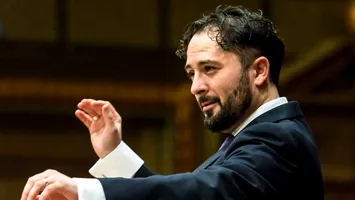 Opera Națională București a devenit clubul de striptease al directorului Daniel Jinga