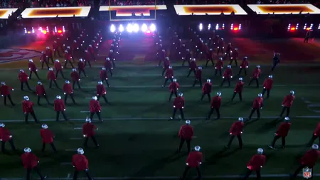 VIDEO De ce au avut zeci de dansatori capul bandajat la Super Bowl 2021
