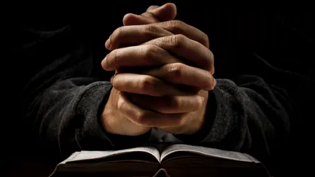 Povestea episcopului care s-a îndrăgostit de o scriitoare de ficțiuni erotice