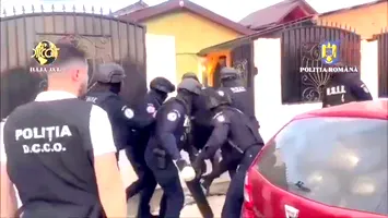 Bancnote false, de 50 de dolari, schimbate la case de schimb din București, Galați, Buzău. „Valutiștii” au fost arestați